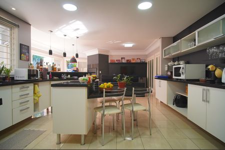 Casa à venda com 295m², 3 quartos e 3 vagasCozinha