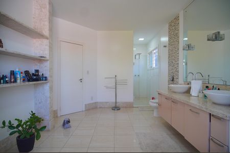 Casa à venda com 295m², 3 quartos e 3 vagasBanheiro da Suíte