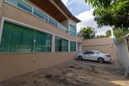 Casa para alugar com 468m², 5 quartos e 4 vagas Casa para alugar com 468m², 5 quartos e 4 vagasGaragem
