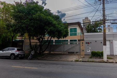 Casa para alugar com 468m², 5 quartos e 4 vagas Casa para alugar com 468m², 5 quartos e 4 vagasFachada