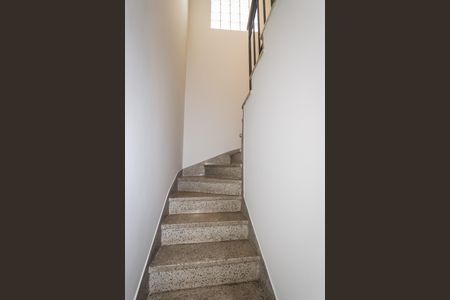 Casa à venda com 90m², 2 quartos e 2 vagas Casa à venda com 90m², 2 quartos e 2 vagasEscada