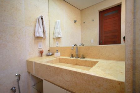 Casa à venda com 650m², 5 quartos e 4 vagasBanheiro da Suíte 2