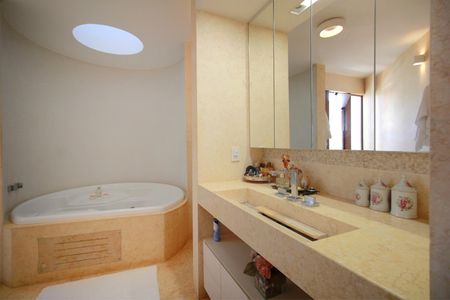 Casa à venda com 650m², 5 quartos e 4 vagasBanheiro da Suíte Master