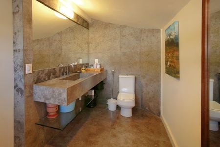 Casa à venda com 650m², 5 quartos e 4 vagasBanheiro da Suíte 4