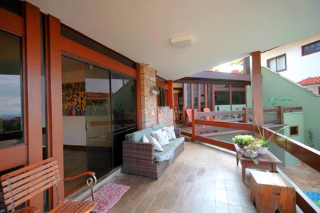 Casa à venda com 650m², 5 quartos e 4 vagasVaranda da Sala de Jantar