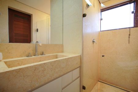 Casa à venda com 650m², 5 quartos e 4 vagasBanheiro da Suíte 2