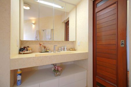 Casa à venda com 650m², 5 quartos e 4 vagasBanheiro da Suíte Master