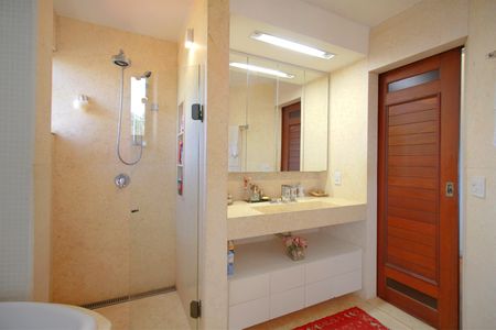 Casa à venda com 650m², 5 quartos e 4 vagasBanheiro da Suíte Master