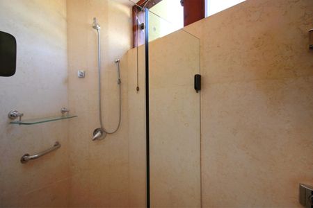 Casa à venda com 650m², 5 quartos e 4 vagasBanheiro da Suíte 5