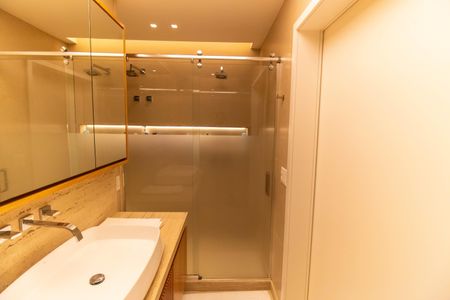 Apartamento à venda com 220m², 3 quartos e 2 vagasBanheiro da Suíte 1