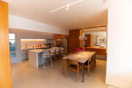 Apartamento à venda com 220m², 3 quartos e 2 vagasSala