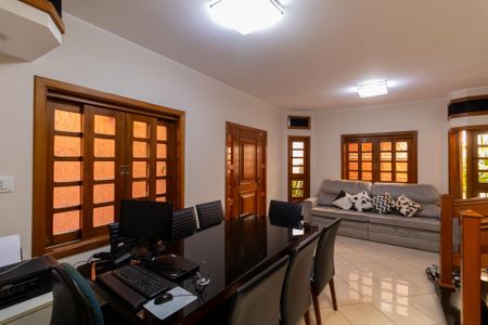 Casa à venda com 165m², 2 quartos e 2 vagasSala