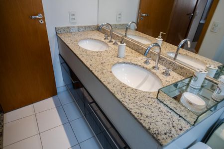 Apartamento à venda com 98m², 2 quartos e 2 vagasBanheiro da Suíte