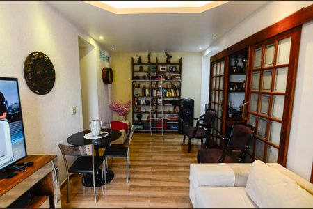 Apartamento à venda com 92m², 2 quartos e 1 vaga Apartamento à venda com 92m², 2 quartos e 1 vagaSala