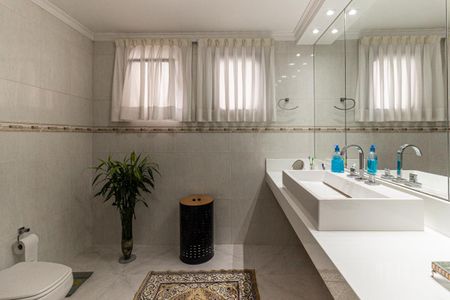 Apartamento à venda com 230m², 4 quartos e 4 vagasBanheiro Social