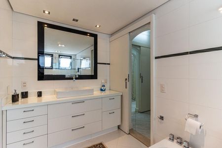 Apartamento à venda com 230m², 4 quartos e 4 vagasBanheiro da Suíte 1