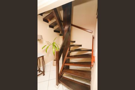 Casa de condomínio à venda com 115m², 3 quartos e 1 vaga Casa de condomínio à venda com 115m², 3 quartos e 1 vagaEscada