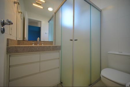 Banheiro suíte de apartamento para alugar com 1 quarto, 72m² em Trindade, Florianópolis