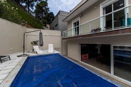 Casa de condomínio à venda com 368m², 4 quartos e 3 vagas Casa de condomínio à venda com 368m², 4 quartos e 3 vagasPiscina