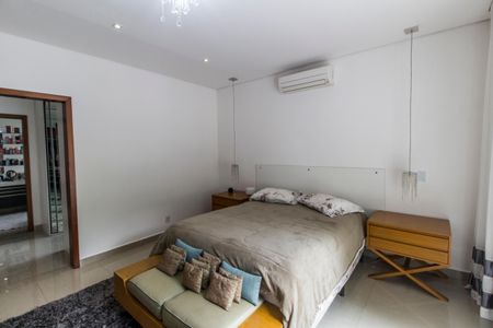 Casa de condomínio à venda com 368m², 4 quartos e 3 vagas Casa de condomínio à venda com 368m², 4 quartos e 3 vagasSuíte 1