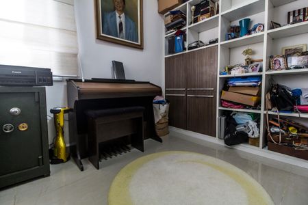 Casa de condomínio à venda com 368m², 4 quartos e 3 vagas Casa de condomínio à venda com 368m², 4 quartos e 3 vagasEscritório