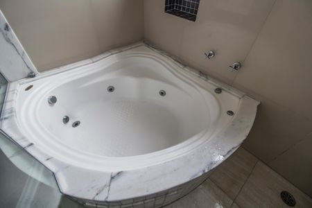 Casa de condomínio à venda com 368m², 4 quartos e 3 vagas Casa de condomínio à venda com 368m², 4 quartos e 3 vagasBanheiro da Suíte 1