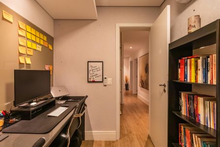 Apartamento à venda com 212m², 3 quartos e 3 vagasEscritório