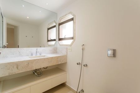 Apartamento à venda com 180m², 4 quartos e 3 vagasBanheiro da Suíte 2