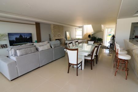 Casa de condomínio para alugar com 345m², 5 quartos e 4 vagasSala