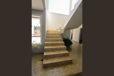 Casa de condomínio para alugar com 345m², 5 quartos e 4 vagasEscada