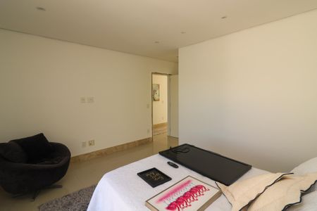 Casa de condomínio para alugar com 345m², 5 quartos e 4 vagasSuíte 3