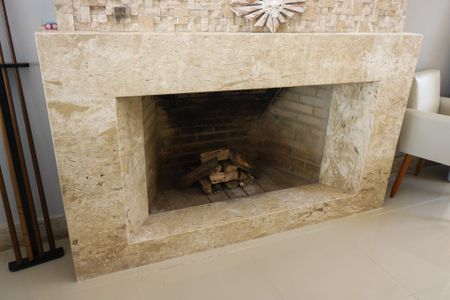 Casa de condomínio para alugar com 345m², 5 quartos e 4 vagasDetalhe Sala - Lareira