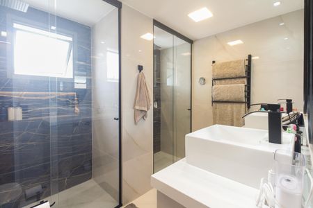 Apartamento à venda com 113m², 2 quartos e 2 vagas Apartamento à venda com 113m², 2 quartos e 2 vagasBanheiro Suíte 1