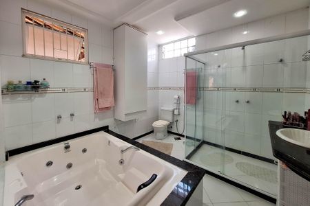 Casa à venda com 310m², 3 quartos e 2 vagasBanheiro da Suíte 2