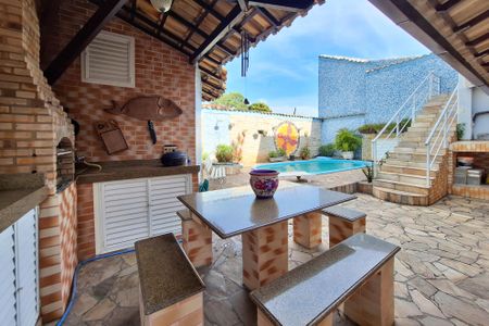 Casa à venda com 310m², 3 quartos e 2 vagasQuintal