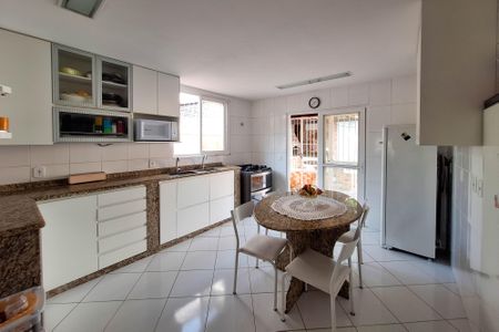 Casa à venda com 310m², 3 quartos e 2 vagasCozinha