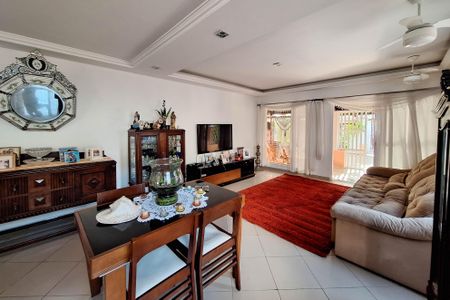 Casa à venda com 310m², 3 quartos e 2 vagasSala