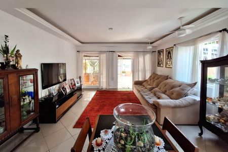 Casa à venda com 310m², 3 quartos e 2 vagasSala