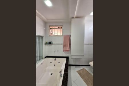 Casa à venda com 310m², 3 quartos e 2 vagasBanheiro da Suíte 2