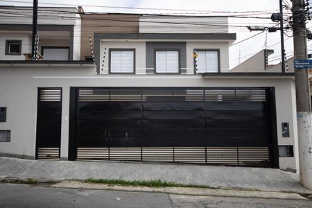 Casa à venda com 100m², 3 quartos e 2 vagas Casa à venda com 100m², 3 quartos e 2 vagasFachada