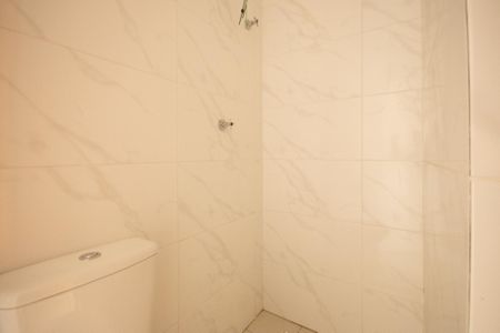 Casa à venda com 100m², 2 quartos e 2 vagasBanheiro da Suíte 1