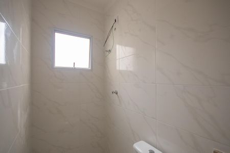 Casa à venda com 100m², 2 quartos e 2 vagasBanheiro da Suite 2