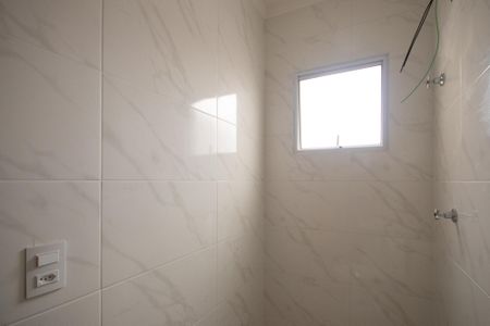 Casa à venda com 100m², 2 quartos e 2 vagasBanheiro da Suite 2