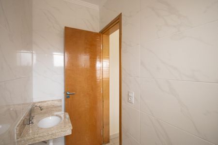 Casa à venda com 100m², 2 quartos e 2 vagasBanheiro da Suite 2