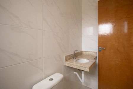 Casa à venda com 100m², 2 quartos e 2 vagasBanheiro da Suite 2