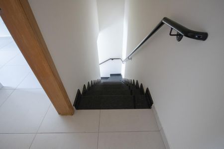 Casa à venda com 100m², 2 quartos e 2 vagasEscada