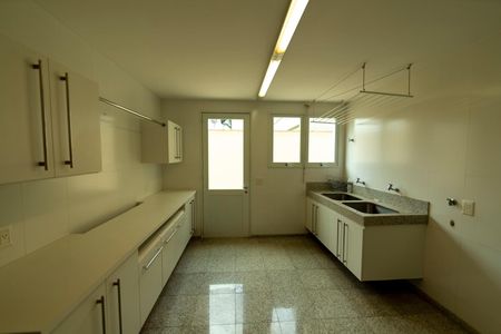 Casa de condomínio à venda com 880m², 7 quartos e 8 vagas Casa de condomínio à venda com 880m², 7 quartos e 8 vagasÁrea de Serviço