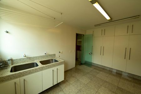 Casa de condomínio à venda com 880m², 7 quartos e 8 vagas Casa de condomínio à venda com 880m², 7 quartos e 8 vagasÁrea de Serviço