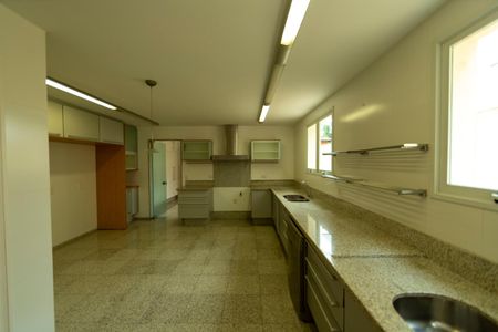 Casa de condomínio à venda com 880m², 7 quartos e 8 vagas Casa de condomínio à venda com 880m², 7 quartos e 8 vagasCozinha