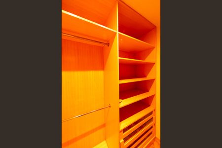 Casa de condomínio à venda com 880m², 7 quartos e 8 vagas Casa de condomínio à venda com 880m², 7 quartos e 8 vagasCloset da Suíte 3